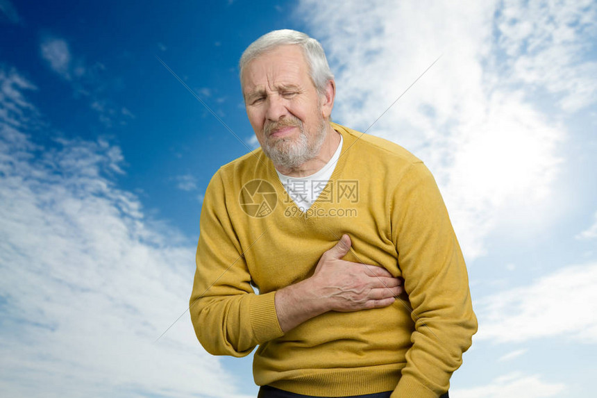 老人心脏病发作在蓝云的天空背景下图片