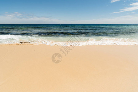 美丽的海滩海平面和蓝天图片