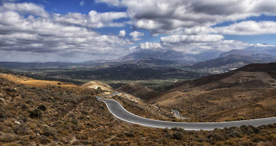 希腊克里特山脉的山崩道路和明亮图片