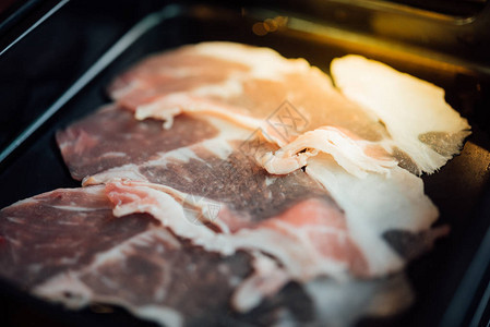 在BBQ用烧烤酱在菜盘上放牛肉生幻灯片亚基尼库烤炉自助餐图片