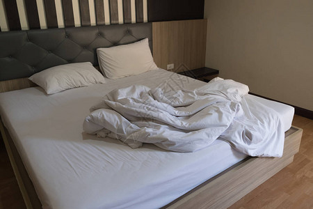 照片  |早上醒来后在卧室里弄皱凌乱的毯子505190226照片  |床上白