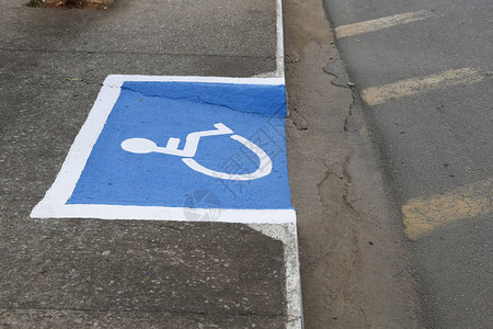 设计在人行道上的轮椅使图片