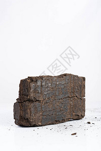 白色背景中的泥炭煤块替代燃料原材图片