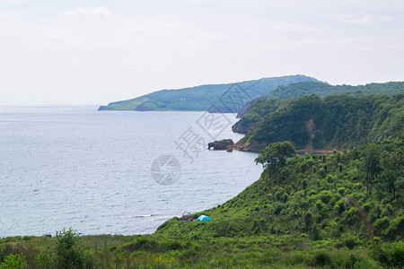 风景如画的普蒂亚丁岛海湾的远东景观是热门的旅游胜地人们在帐篷的图片