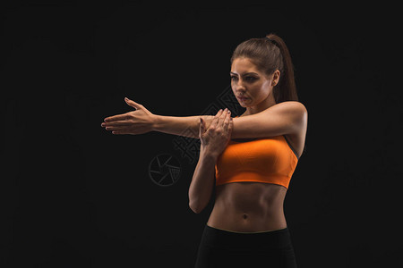 显示肌肉发达的身体的女健身模型图片