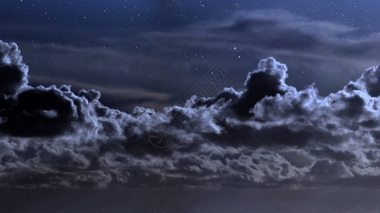多云的夜空与星图片