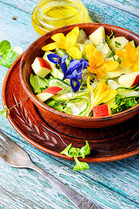 素食沙拉叶配香草和鲜花健康的春季沙拉图片