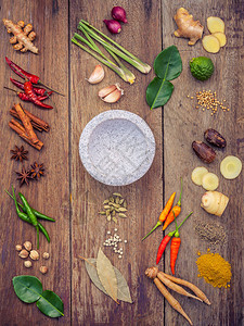 各种泰国菜烹饪配料和泰国流行食品的香料红咖喱酱配料在质朴的木质背景上香料成分辣椒胡椒图片