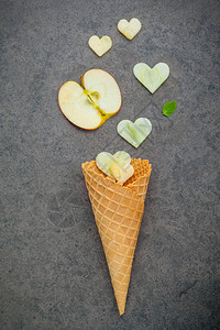 苹果切片在华夫饼锥和苹果的心脏形状中图片