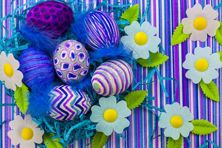 复活节背景带复活节彩蛋的春花用毡尖笔装饰的复活节彩蛋紫图片