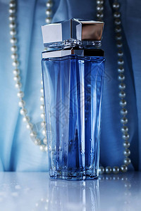 蓝色美丽的玻璃透明有时鲜亮的光华盛耀图片