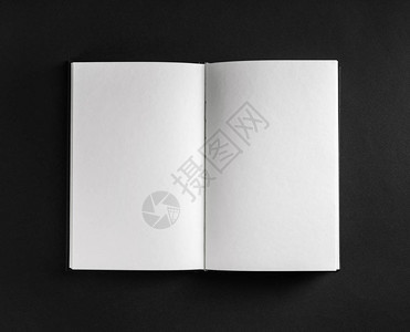 书本笔记本或印有黑纸背景空白页的小册图片