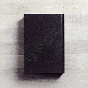 木质表格背景上的空白黑封面本设置您设计的模板顶部视图片