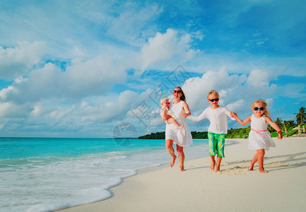 母亲和孩子的母亲在热带海滩家庭海图片