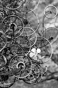 生锈的老式车轮街头艺术的部分黑白图像图片
