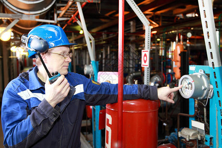 机械师修理工在管道电枢操作员生产气体锁匠修理仪器的法兰连图片