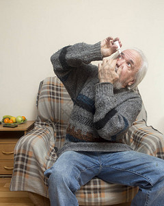 老病人独立治疗老年白内障和青光眼图片