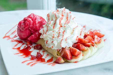 冰淇淋草莓绉甜点在咖啡厅咖啡店甜食图片