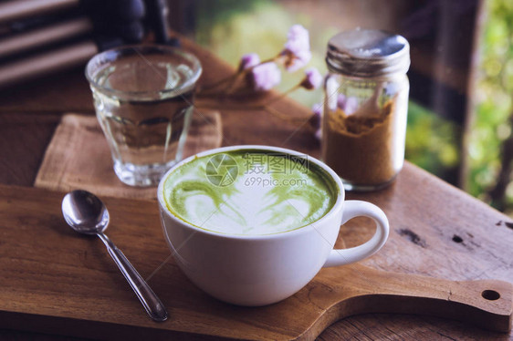 绿色茶热茶热喝拿铁白杯在咖啡店图片