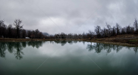 湖或美丽的湖中充满浓雾的风景图片