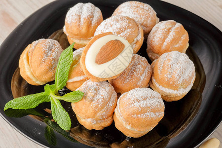 甜美和味的俄罗斯核桃饼干用浓缩牛奶和杏仁填图片