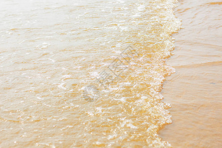 夏天海滩上的海浪图片