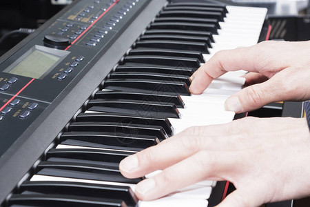 音乐表演者手弹钢琴人手古典音乐键盘合成器图片