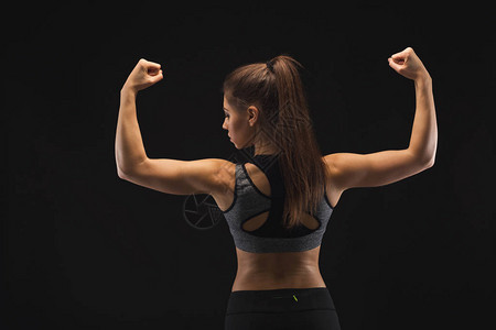 显示肌肉发达的身体的运动女健身模型图片