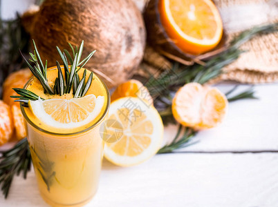 木质背景上新鲜橙汁的夏季组合物清爽的夏季饮品和夏图片