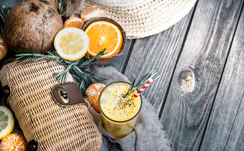 木质背景上新鲜橙汁的夏季组合物清爽的夏季饮品和夏图片