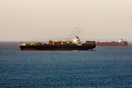 集装箱船停泊在智利瓦尔帕莱索湾背景图片