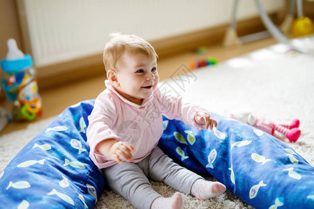 可爱的漂亮小女婴学会坐在家中或托儿所健康的孩子与不同的玩具得开图片