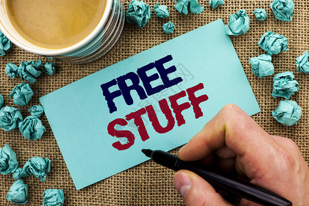 写笔记显示免费的东西商业照片展示免费无偿写的人拿着笔粘便笺图片
