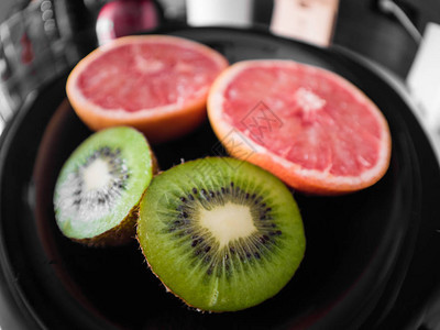 切片猕猴桃和红葡萄柚热带水果的特写广角照片视图制作健康图片