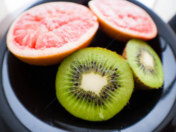切片猕猴桃和红葡萄柚热带水果的特写广角照片视图制作健康图片