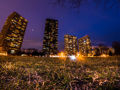 芝加哥埃奇沃特社区高层公寓楼的夜间照片图片