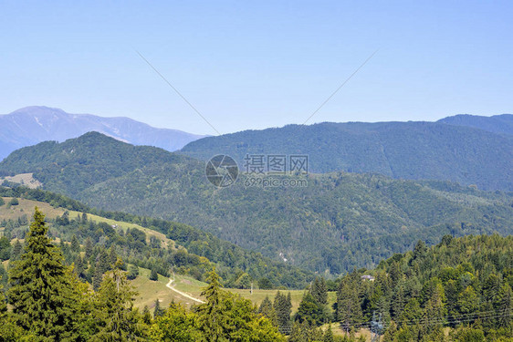 阳光照耀的太阳景色与绿山景观相近亮蓝色晴天负复制空间图片