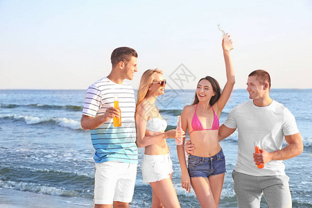 一群在海滩上喝酒的有吸图片