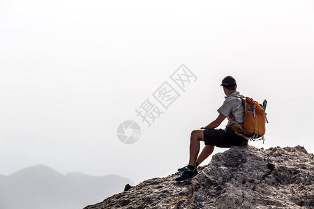 人在山上远足剪影励志和动机概念徒步旅行者背着包在山顶上看图片