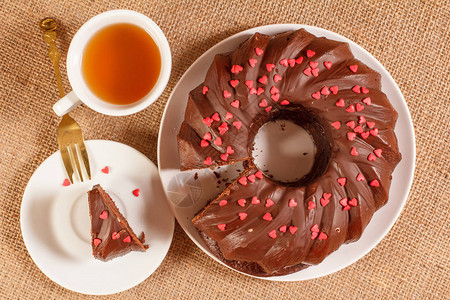 自制的巧克力蛋糕装饰着小心图片