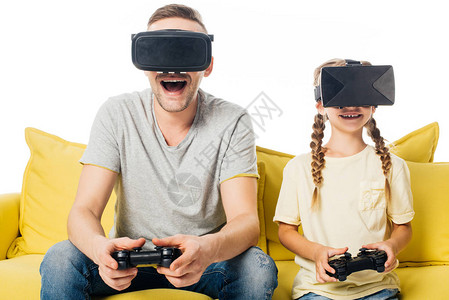 家庭在虚拟现实耳机中玩游戏时图片