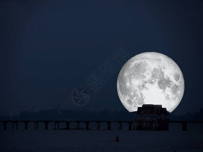 夜海废弃亭的超级满月背面图片