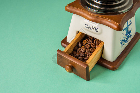 手持咖啡研磨机的咖啡豆图片