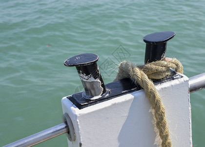 围绕船舶或轮船停泊绳上木桩捆图片