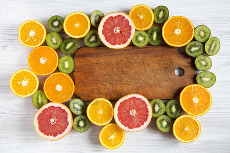 木板中间有切片的橙葡萄果和普通话图片