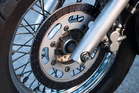 摩托车叉子轮胎和前轮的镜头被剪裁图片