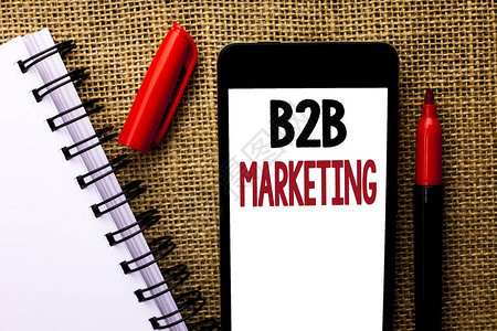 手写文本B2B营销概念意义企业对企业商交易商务书面手机黄麻背景标记图片
