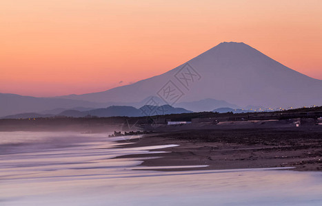 相欠日落背景下的富士山和海浪背景