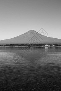 河口湖倒影的富士山全景图片