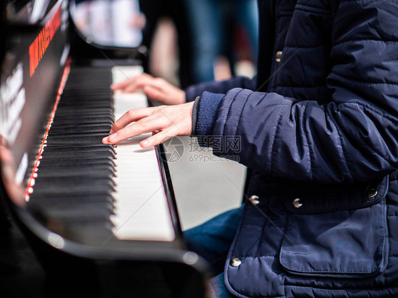 街头钢琴演奏者的手图片